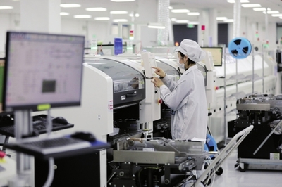 近年來,安徽省淮北市以長三角一體化發展為契機,相繼引進電子信息、裝備制造、新能源、新材料等產業項目,為當地經濟轉型發展提供有力支撐。圖為在淮北市烈山經濟開發區一家智能控制器生產企業,工人在車間內忙碌。新華社